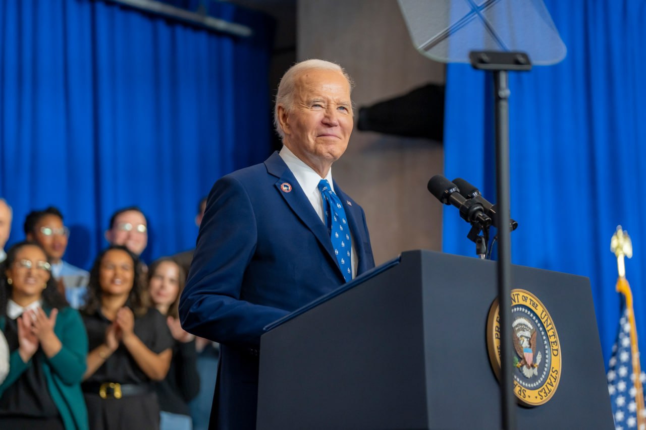 Tổng thống Joe Biden ký dự luật tài trợ ngăn Chính phủ đóng cửa