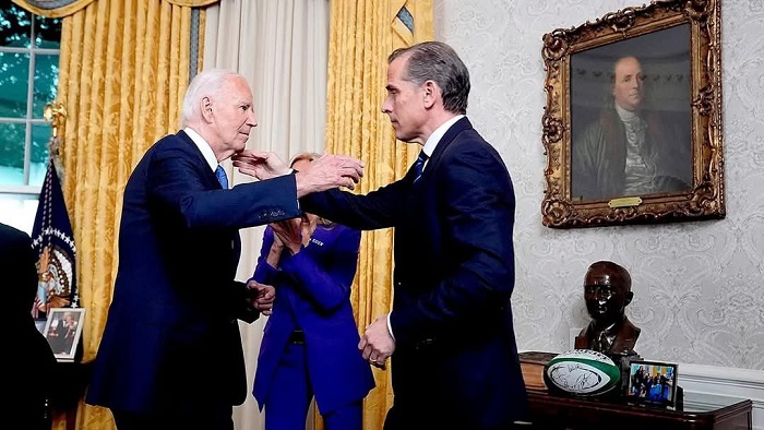 Tổng thống Biden ân xá cho con trai, ông Trump bất bình