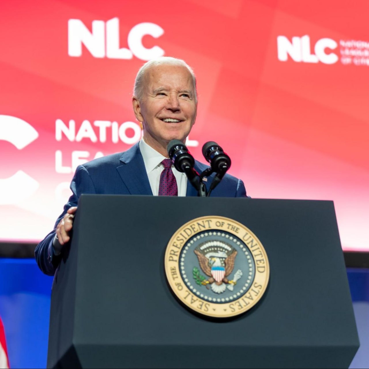 (TAP) - Tổng thống Joe Biden và chủ tịch công đoàn United Steelworkers - đơn vị đại diện cho công nhân làm việc tại US Steel vừa bị doanh nghiệp này cùng Nippon Steel đệ đơn kiện vì ngăn thương vụ sáp nhập giữa hai công ty.  Ngày 6/1 vừa qua, US Steel (Hoa Kỳ) và Nippon Steel (Nhật Bản) đăng thông cáo báo chí nói rằng, Tổng thống Joe Biden đã bỏ qua pháp luật để “lấy lòng” United Steelworkers (USW) - công đoàn đại diện cho nhiều nhân viên đang làm việc tại US Steel. Tuyên bố trên được đưa ra sau khi người đứng đầu Nhà Trắng đương nhiệm tuyên bố không đồng ý thương vụ sáp nhập hay nói cách khác là yêu cầu mua nhà sản xuất thép mang tính biểu tượng của Washington, D.C từ tập đoàn phía chính quyền Tokyo.  chính quyền Tổng thống Joe Bide bị US Steel và Nippon Steel kiện vì ngăn chặn thỏa thuận mua lại (Nguồn: Facebook “Joe Biden”) Theo đó, hai công ty này quyết định đệ đơn kiện chính quyền ông Biden cùng Chủ tịch USW - ông David McCall và người đứng đầu  Cleveland-Cliffs Inc (Cleveland-Cliffs), công ty đối thủ có trụ sở tại Ohio, với cáo buộc phá hoại giao dịch. Truyền thông trong nước (NBC News) cho biết, Ủy ban Tài chính (Treasury Select Committee), Bộ trưởng Bộ Tài chính (United States Department of the Treasury) - bà Janet Yellen và Bộ trưởng Bộ Tư pháp (Department of Justice) - ông Merrick Garland cũng được nêu tên trong vụ kiện. Như TAP News từng thông tin, trước đó vào năm 2023, Nippon Steel đã đề xuất thỏa thuận trị giá 14 tỷ USD để mua US Steel, nhưng thỏa thuận này lại bị Ủy ban Đầu tư nước ngoài (Committee on Foreign Investment in the United States, viết tắt: CFIUS) thuộc Bộ Tài chính cảnh báo rủi ro về an ninh quốc gia. Nguyên nhân do CFIUS chưa thể xác định, việc trao quyền sở hữu nhà sản xuất thép quan trọng của Washington, D.C cho doanh nghiệp nước ngoài liệu có gây ra rủi ro an ninh hay không, nên cơ quan này đã kiến nghị Tổng thống đương nhiệm đưa ra quyết định cuối cùng. Quyết định cuối cùng, ông Joe Biden cho đánh giá, hành động chuyển công ty khỏi tay Hoa Kỳ sẽ làm suy yếu chuỗi cung ứng quan trọng và gây rủi ro cho việc làm.  Cũng liên quan đến vụ kiện, NBC News dẫn lời Chủ tịch USW - ông David McCall cho rằng, nỗ lực ngăn chặn Nippon Steel thâu tóm US Steel của chính quyền Biden bảo vệ các lợi ích quan trọng của Hoa Kỳ. Đồng thời, đảm bảo an ninh quốc gia, giúp duy trì ngành công nghiệp thép trong nước, vốn là nền tảng cho chuỗi cung ứng quan trọng của đất nước. Trong khi đó, Chủ tịch kiêm Giám đốc điều hành Cleveland-Cliffs - ông Lourenco Goncalves cũng cáo buộc ngược lại US Steel và Nippon Steel đang cố gắng chơi trò “đổ lỗi” (play the blame game).  Thương vụ sáp nhập giữa tập đoàn phía Tokyo và nhà sản xuất thép của Washington, D.C bị đánh giá có thể ảnh hưởng đến an ninh quốc gia Hoa Kỳ cũng như trữ lượng chỗi cung ứng (Nguồn: Nippon Steel Corporation) Ông Lourenco Goncalves nói rằng, cả Cleveland-Cliffs và USW đều không phải là những bên duy nhất nhận ra những tác động tiêu cực đến an ninh quốc gia. Trên thực tế, thỏa thuận vấp phải sự phản đối ngay lập tức từ cả hai đảng Dân chủ lẫn Cộng hòa, bao gồm Tổng thống đắc cử Donald Trump, người nhiều lần tuyên bố sẽ ngăn chặn thỏa thuận. Cùng thời điểm thông báo diễn biến vụ việc được công bố (6/1), ông Trump đã có đăng trên mạng xã hội Truth Social (@realDonaldTrump) cho biết, US Steel có thể đạt lợi nhuận và giá trị cao khi đề xuất thuế quan của chính quyền mới được thông qua, đồng thời nói thêm rằng điều này sẽ nhanh chóng xảy ra. Kane Nguyen