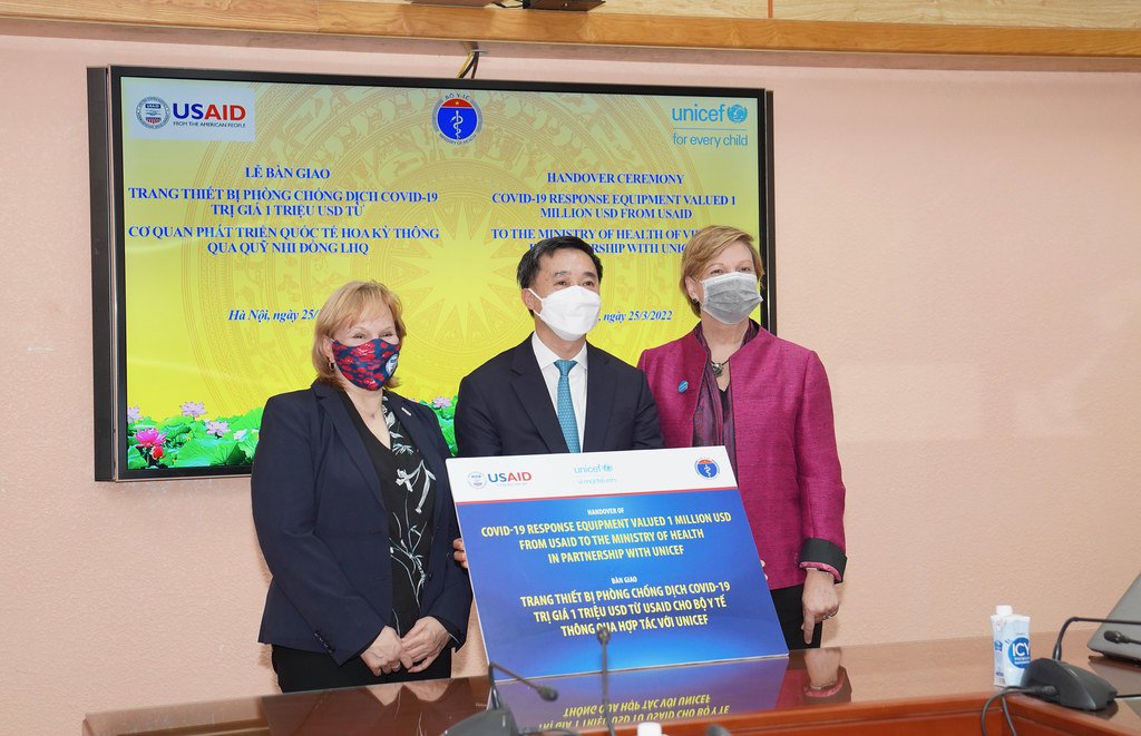 Việt Nam nhận viện trợ trang thiết bị y tế từ USAID